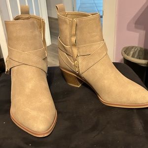 Women’s size 6 1/2 ankle booties